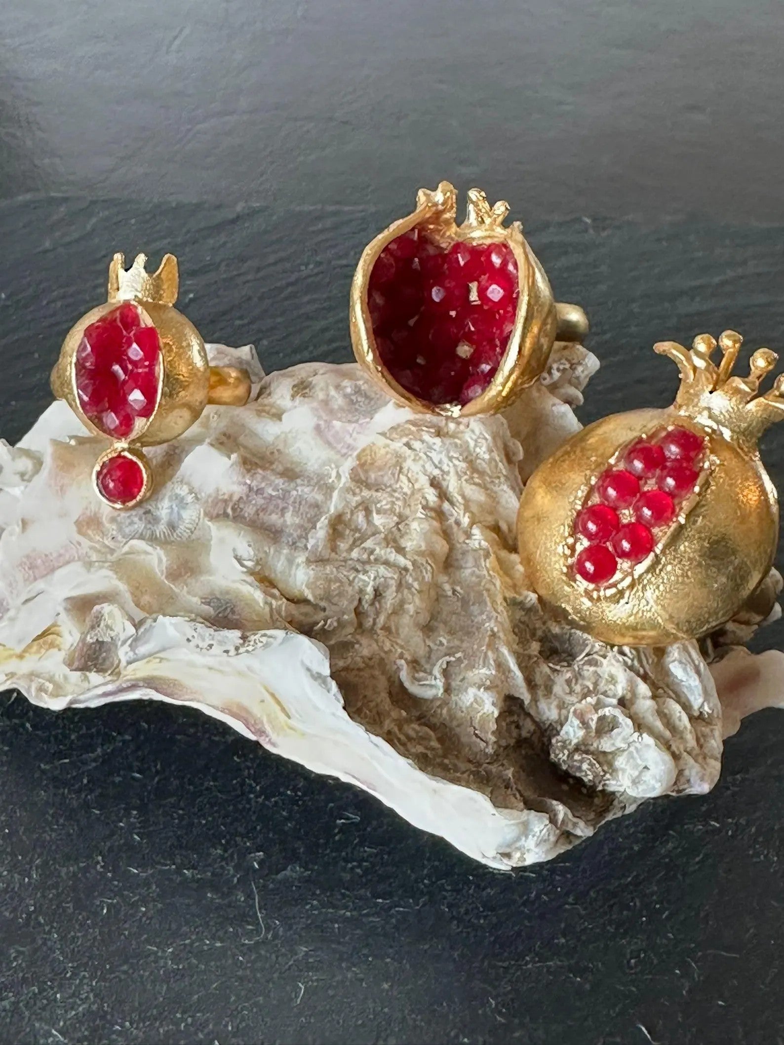 Anelli regolabili in oro su bronzo con granati rossi naturali nelle tre varianti melagrano