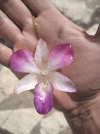 Collier orné d'une véritable orchidée rose et blanche en résine – Bijou unique fait main