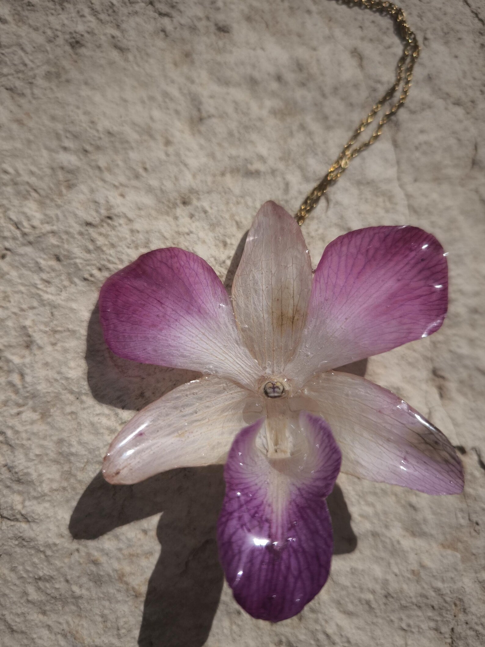 Collana con Vera Orchidea Rosa e Bianca in Resina – Gioiello Artigianale Unico