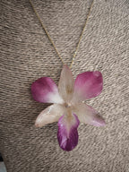 Collana con Vera Orchidea Rosa e Bianca in Resina – Gioiello Artigianale Unico