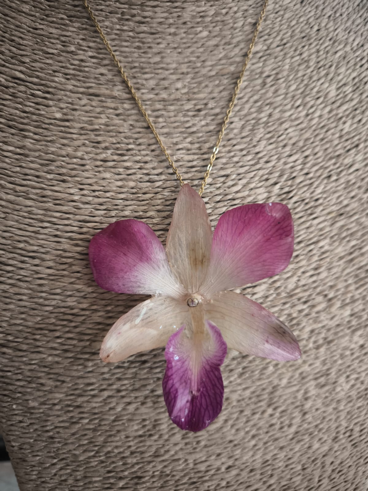 Collana con Vera Orchidea Rosa e Bianca in Resina – Gioiello Artigianale Unico