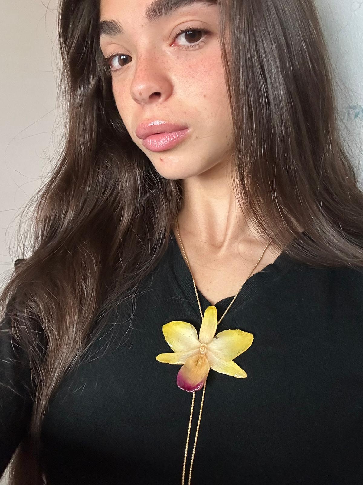 Collana con orchidea vera cattleya Gialla inglobata in resina