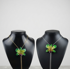 Collana Orchidea Dendrobium Verde con Bocca Viola in Resina e Saliscendi Oro o Argento Regolabile – Gioiello Unico