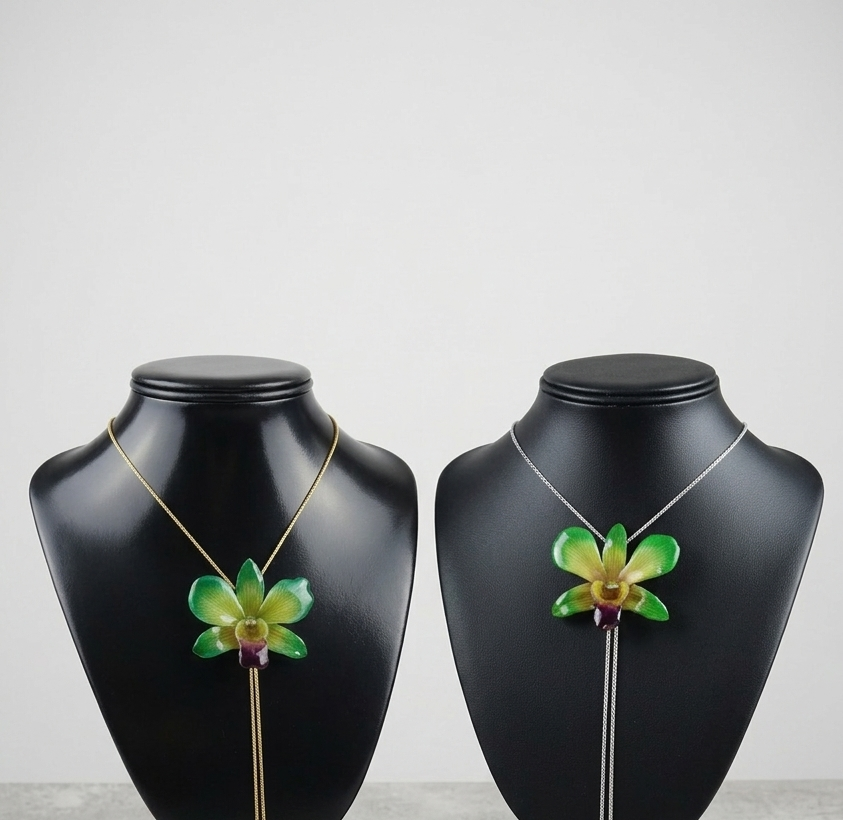 Collana Orchidea Dendrobium Verde con Bocca Viola in Resina e Saliscendi Oro o Argento Regolabile – Gioiello Unico