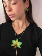 Set collana e orecchini con orchidee verdi in resina, gioielli floreali artigianali luminosi
