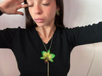 Set collana e orecchini con orchidee verdi in resina, gioielli floreali artigianali luminosi