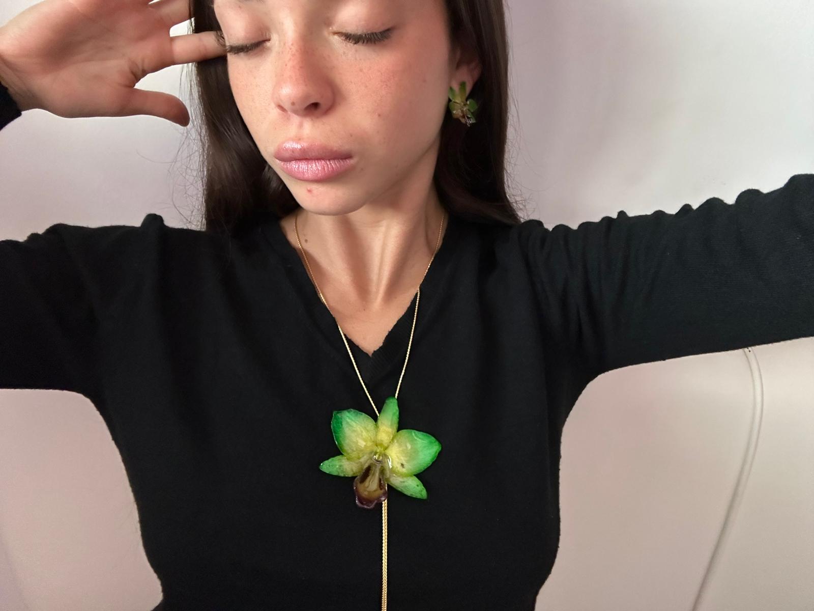 Set collana e orecchini con orchidee verdi in resina, gioielli floreali artigianali luminosi