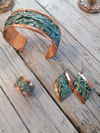 Set di gioielli artigianali in rame con tecnica creased a sbalzo e turchese perlato: bracciale, anello e orecchini