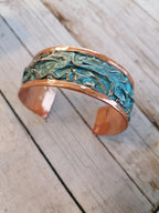 Set di gioielli artigianali in rame con tecnica creased a sbalzo e turchese perlato: bracciale, anello e orecchini