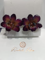 Orecchini da lobo con orchidee naturali viola e turchesi in resina con ganci in argento