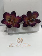 Orecchini da lobo con orchidee naturali viola e turchesi in resina con ganci in argento