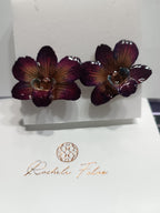 Orecchini da lobo con orchidee naturali viola e turchesi in resina con ganci in argento