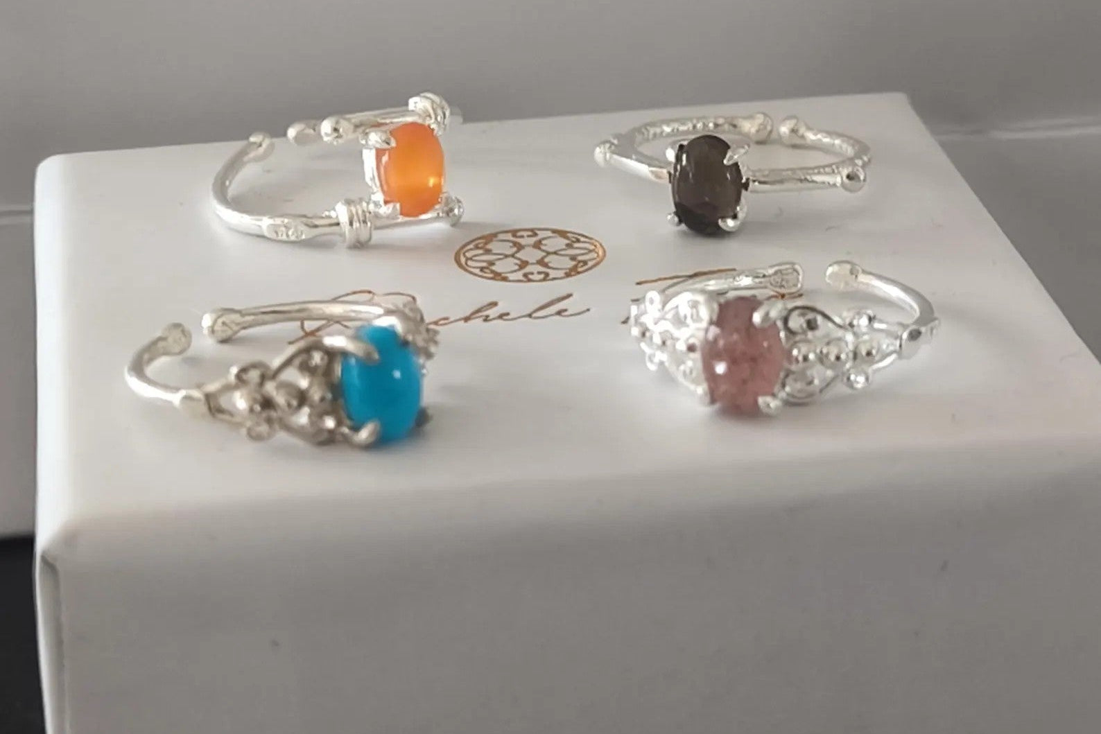 Anelli regolabili in argento con pietre naturali corniola tormalina topazio azzurro e ametista