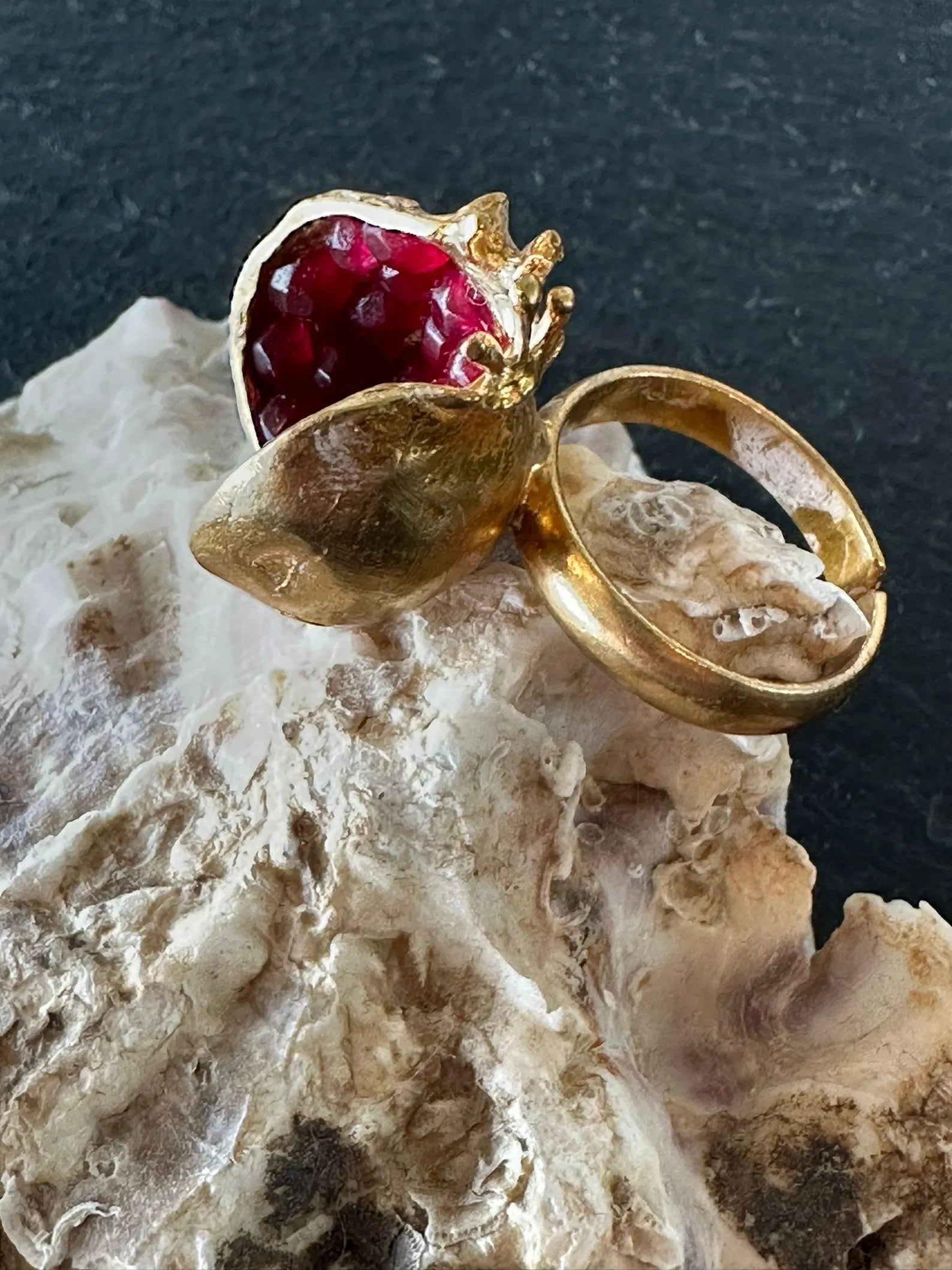 Anelli regolabili in oro su bronzo con granati rossi naturali nelle tre varianti melagrano