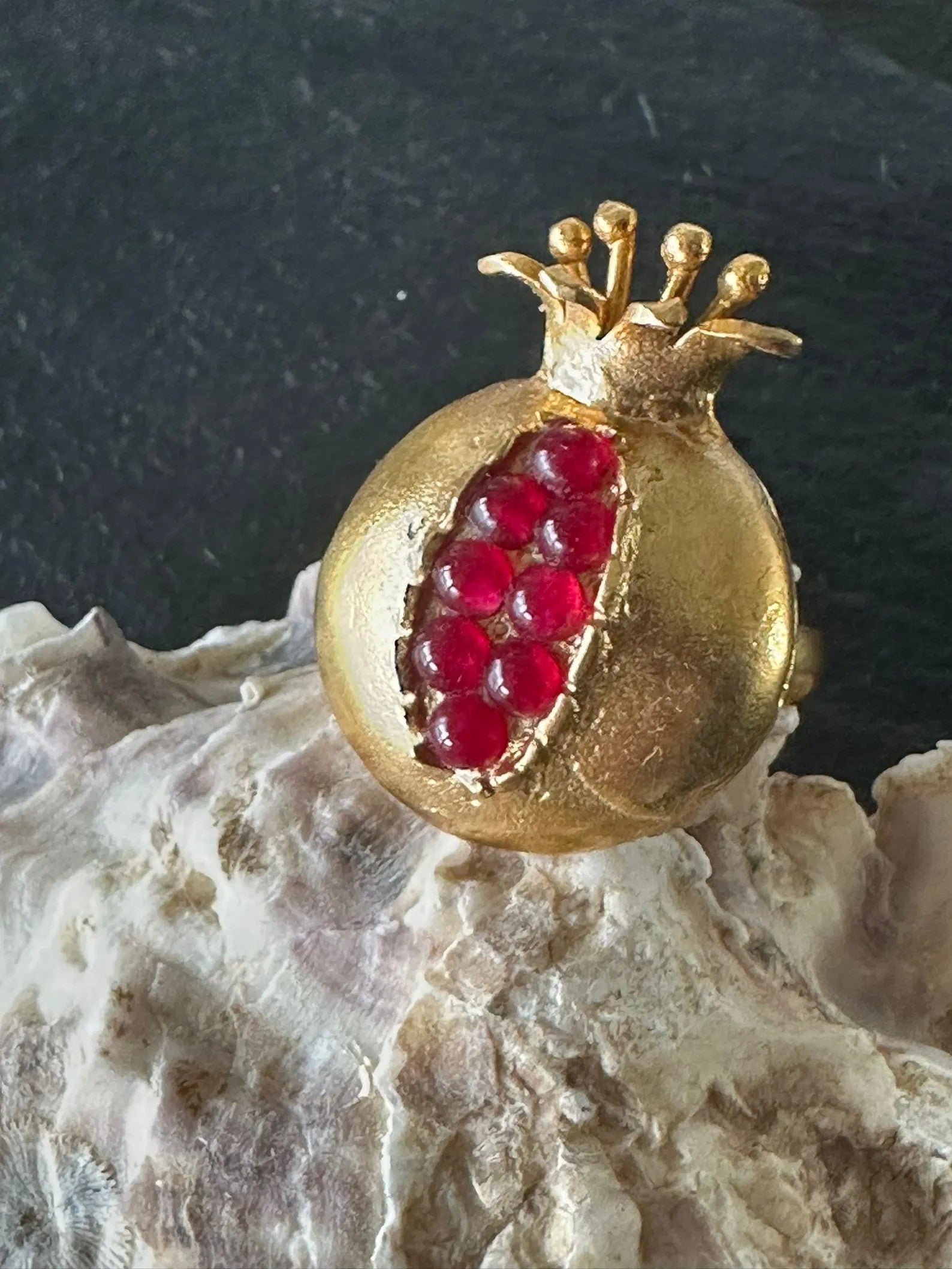 Anelli regolabili in oro su bronzo con granati rossi naturali nelle tre varianti melagrano