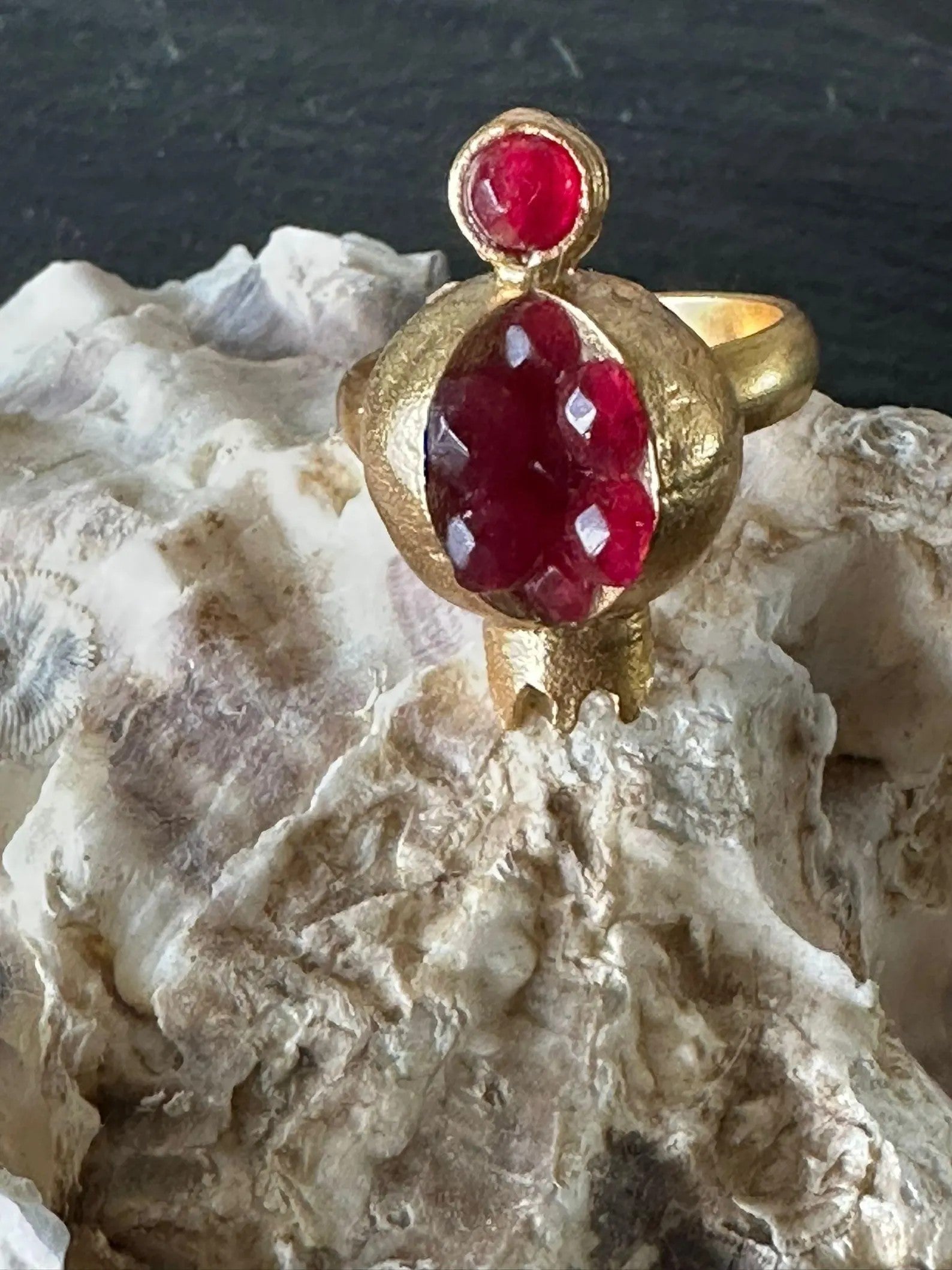 Anelli regolabili in oro su bronzo con granati rossi naturali nelle tre varianti melagrano