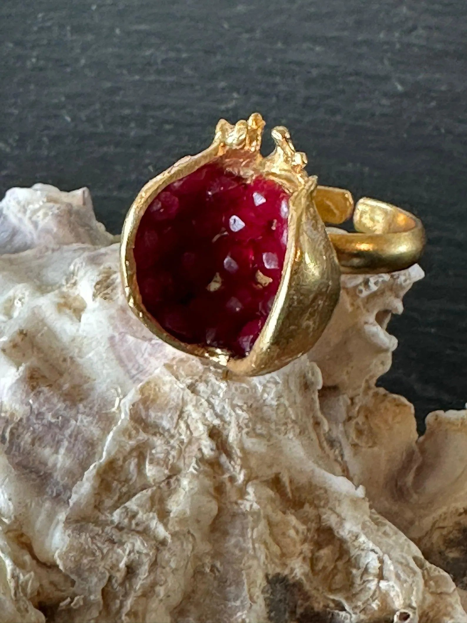 Anelli regolabili in oro su bronzo con granati rossi naturali nelle tre varianti melagrano