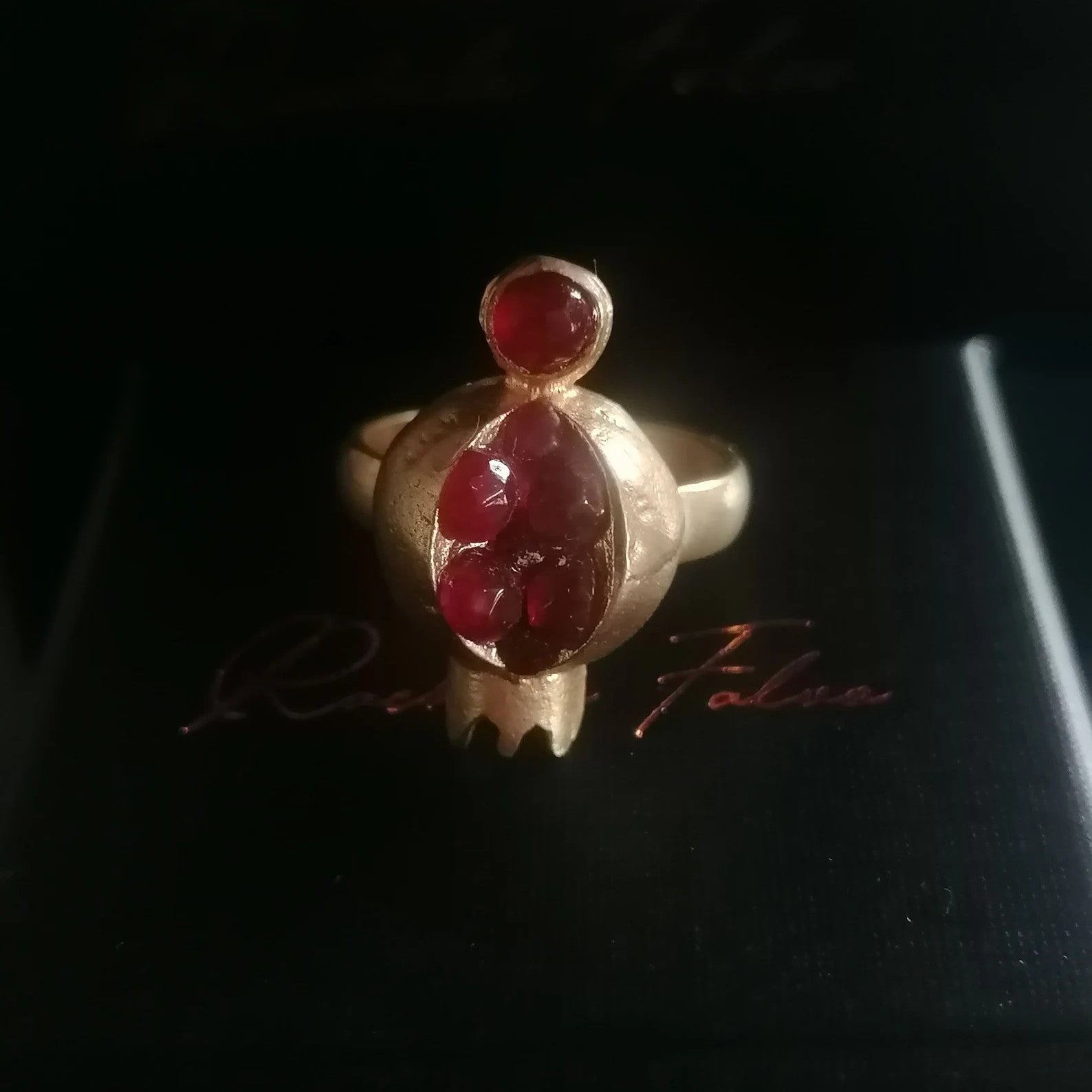 Anelli regolabili in oro su bronzo con granati rossi naturali nelle tre varianti melagrano