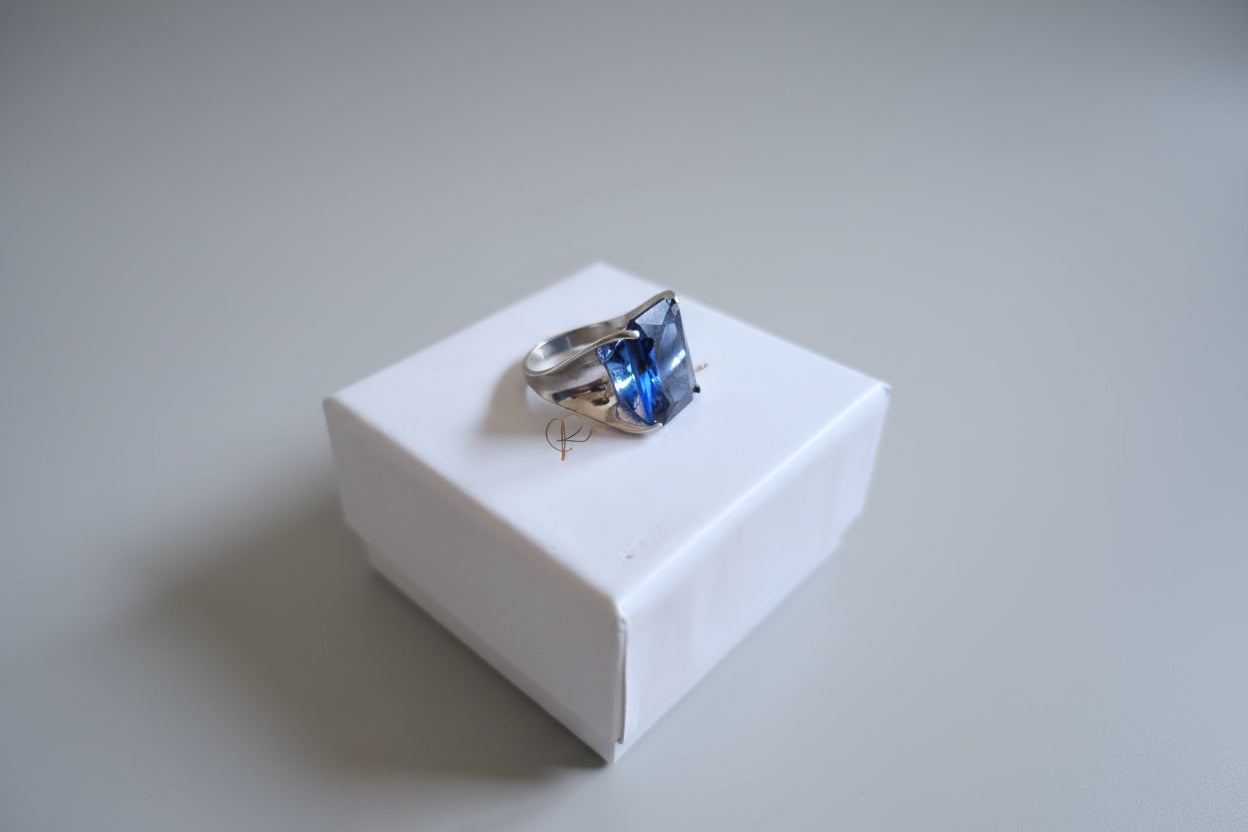 Anello in argento 925 con cianite blu rettangolare sfaccettata