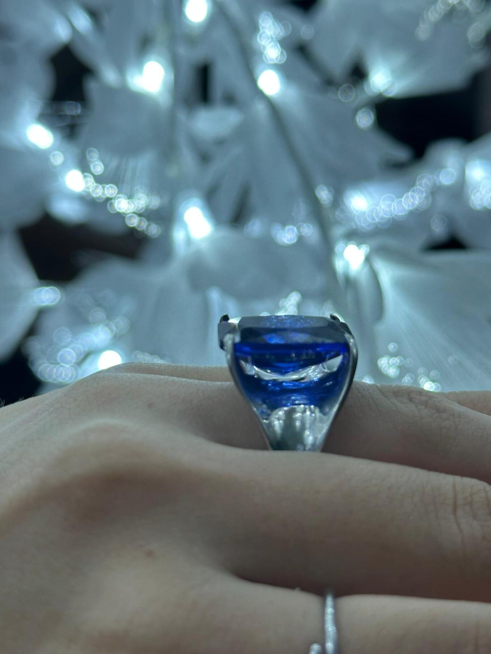 Anello in argento 925 con cianite blu rettangolare sfaccettata