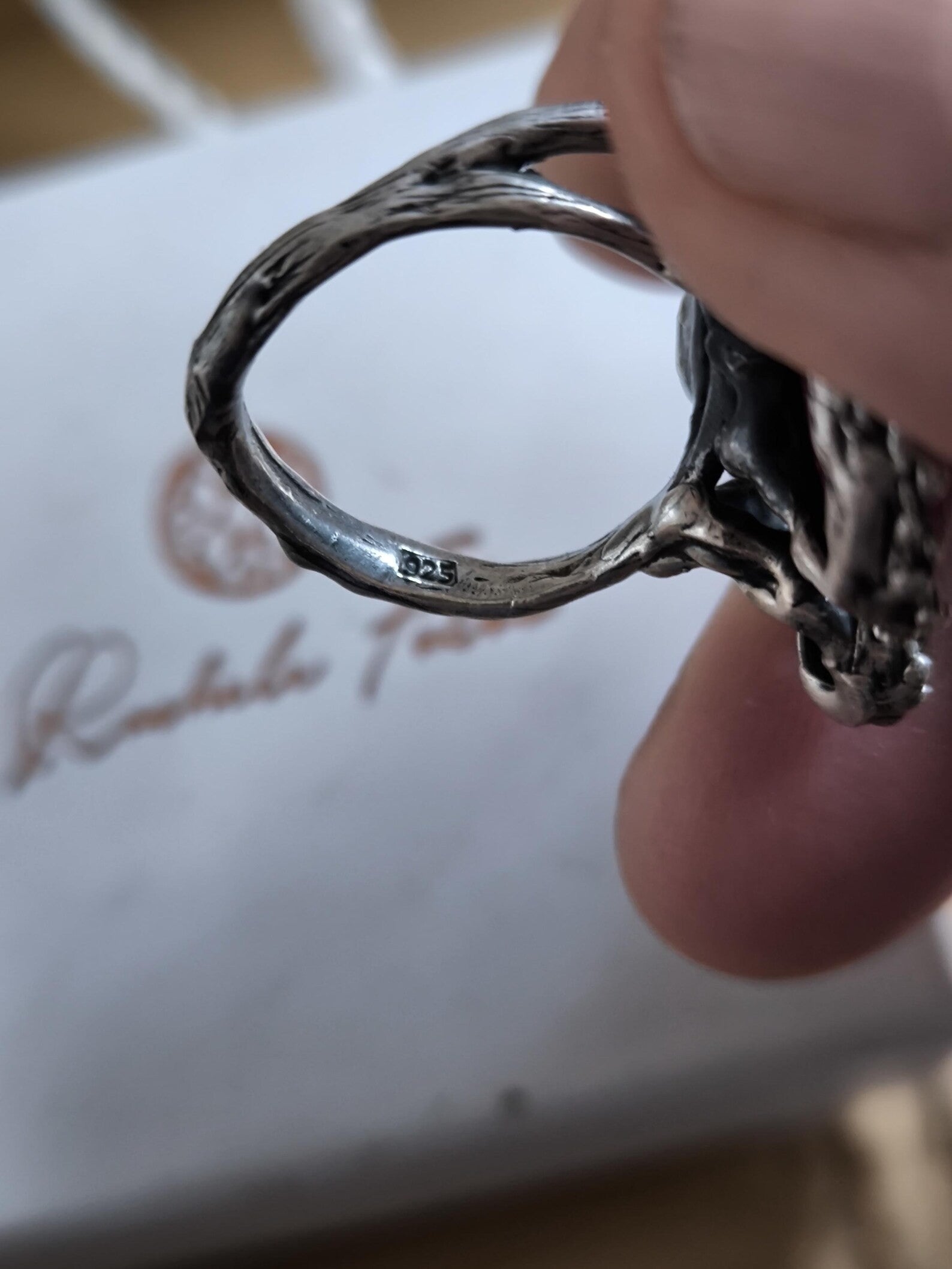 Anello in argento 925 con colibrì, diaspro rosso, perla barocca e tormaline rosa