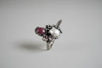 Anello in argento 925 con colibrì, diaspro rosso, perla barocca e tormaline rosa