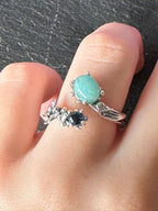 Anello regolabile in argento 925 con Larimar cabochon e topazio blu naturale