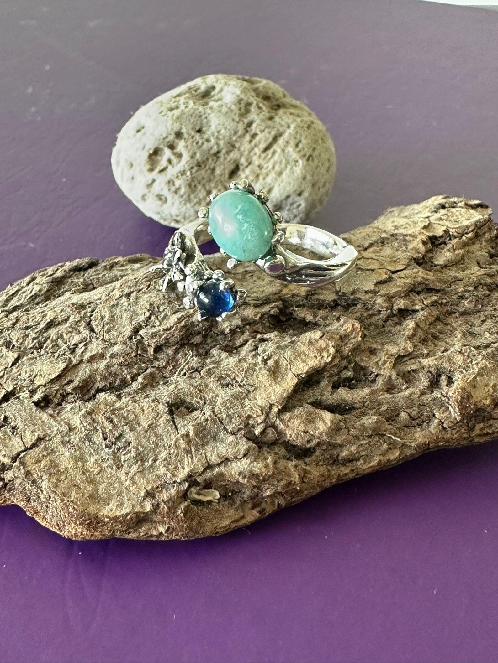 Anello regolabile in argento 925 con Larimar cabochon e topazio blu naturale