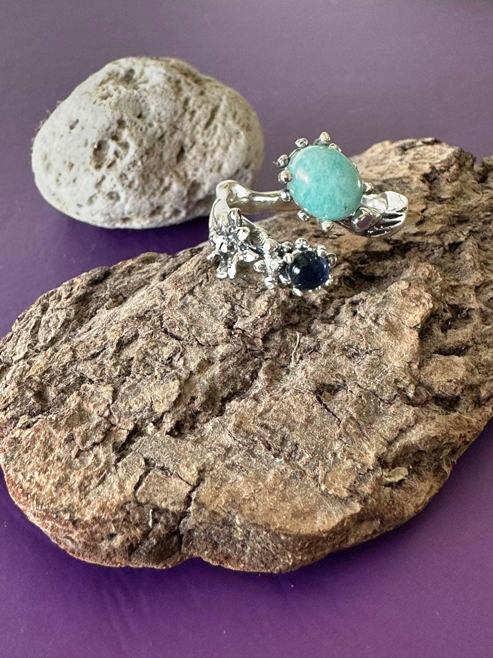 Anello regolabile in argento 925 con Larimar cabochon e topazio blu naturale