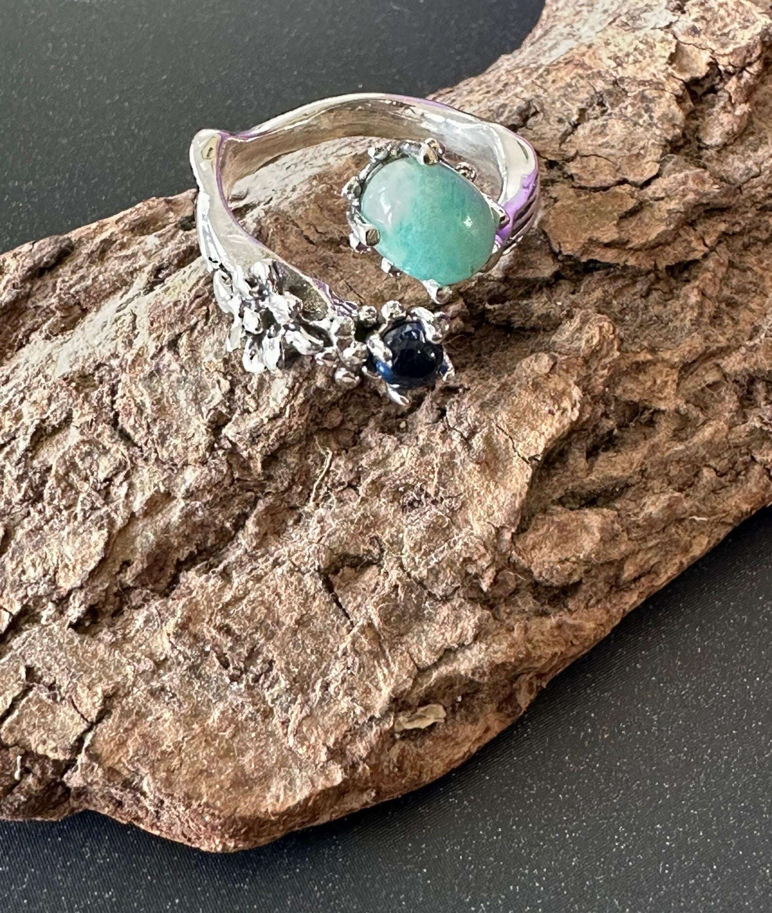 Anello regolabile in argento 925 con Larimar cabochon e topazio blu naturale