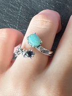 Anello regolabile in argento 925 con Larimar cabochon e topazio blu naturale
