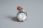 Anello in argento 925 con mano che stringe corallo bambù rosso e perla barocca
