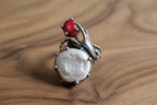 Anello in argento 925 con mano che stringe corallo bambù rosso e perla barocca