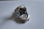 Anello in argento 925 con mano che stringe corallo bambù rosso e perla barocca