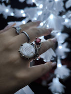 Anello in argento 925 con mano che stringe corallo bambù rosso e perla barocca