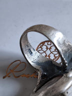 Anello in argento 925 con mano che stringe corallo bambù rosso e perla barocca