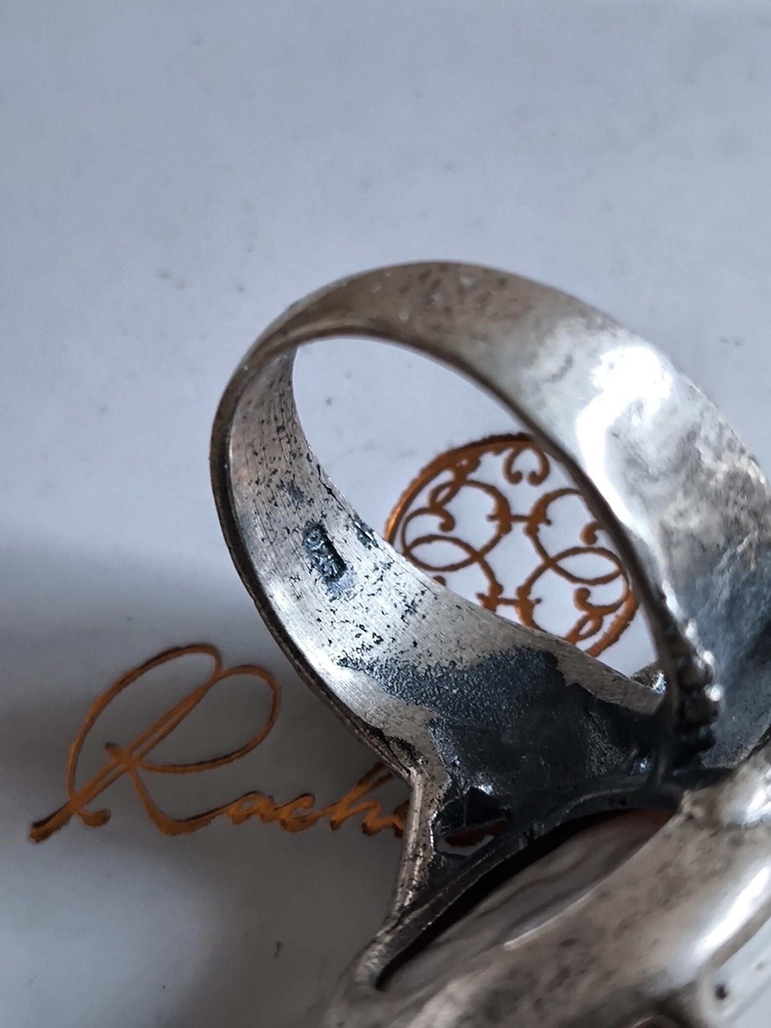 Anello in argento 925 con mano che stringe corallo bambù rosso e perla barocca