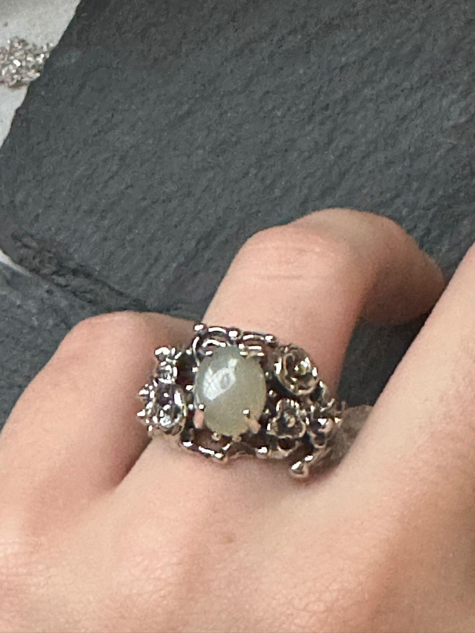 Anello artigianale in argento 925 con opale bianco o diaspro rosso taglio cabochon