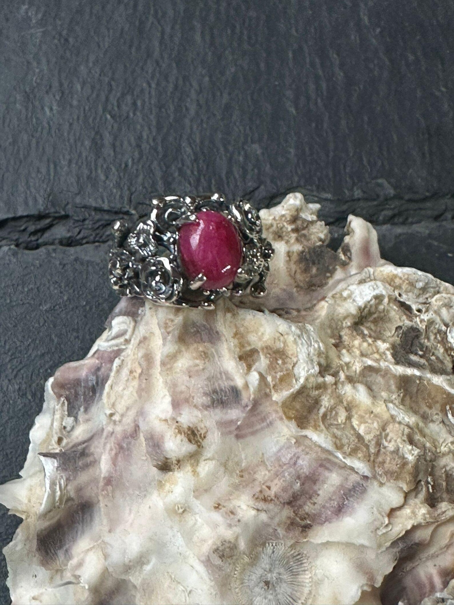 Anello artigianale in argento 925 con opale bianco o diaspro rosso taglio cabochon