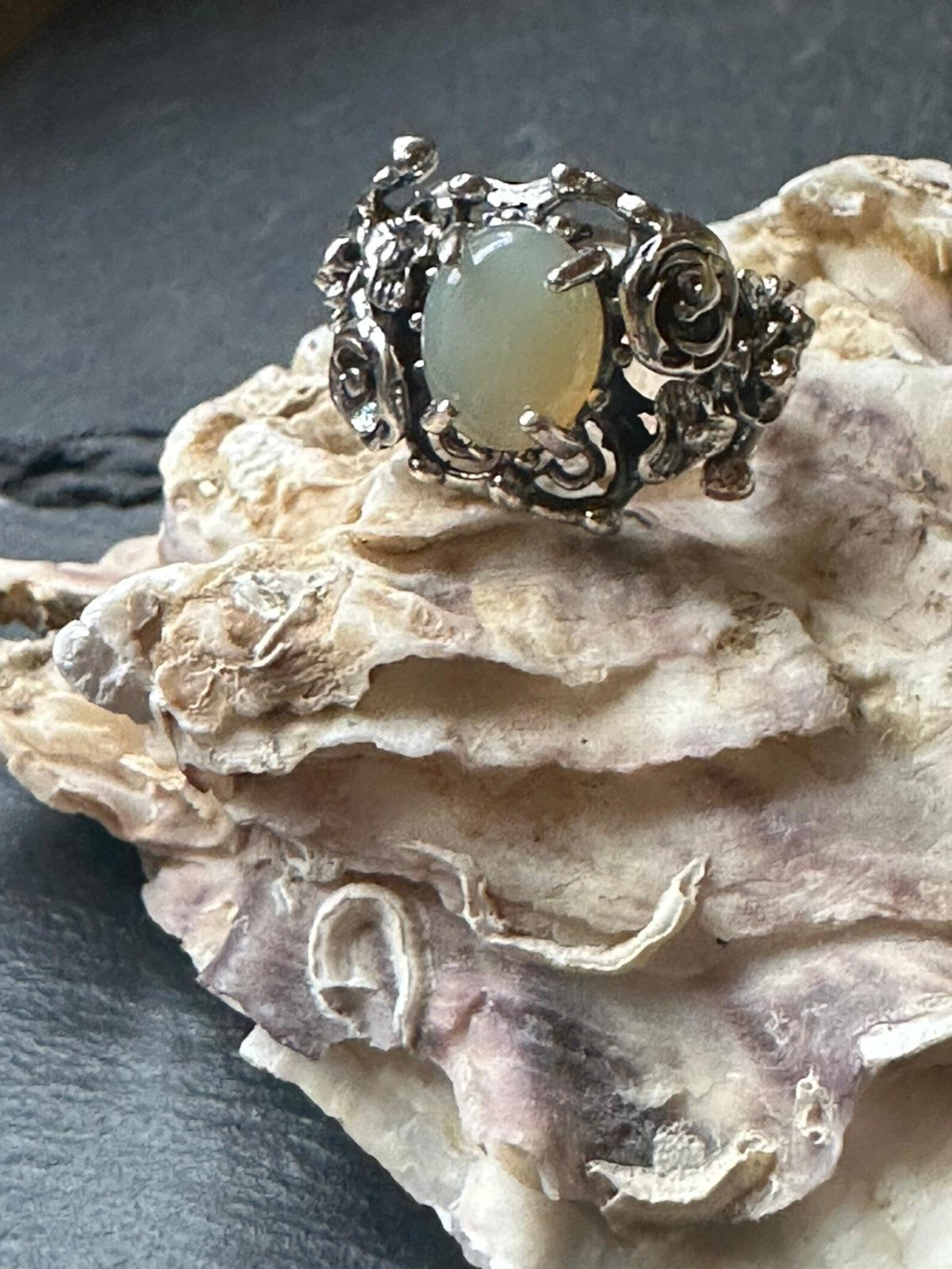 Anello artigianale in argento 925 con opale bianco o diaspro rosso taglio cabochon
