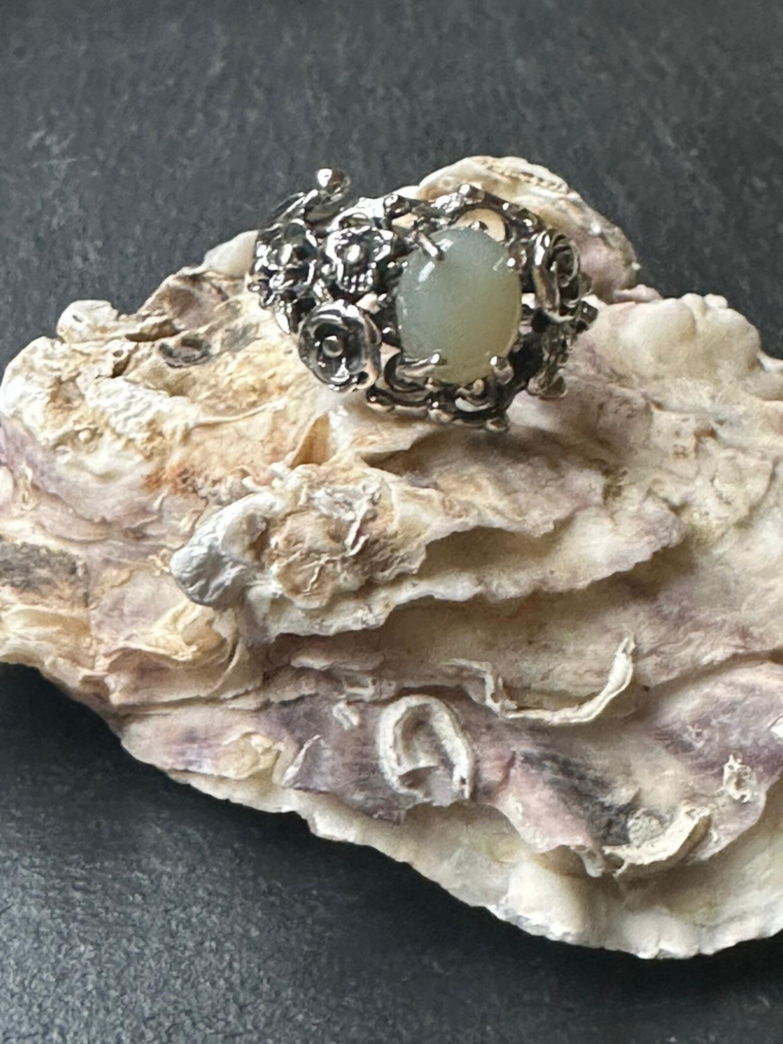 Anello artigianale in argento 925 con opale bianco o diaspro rosso taglio cabochon