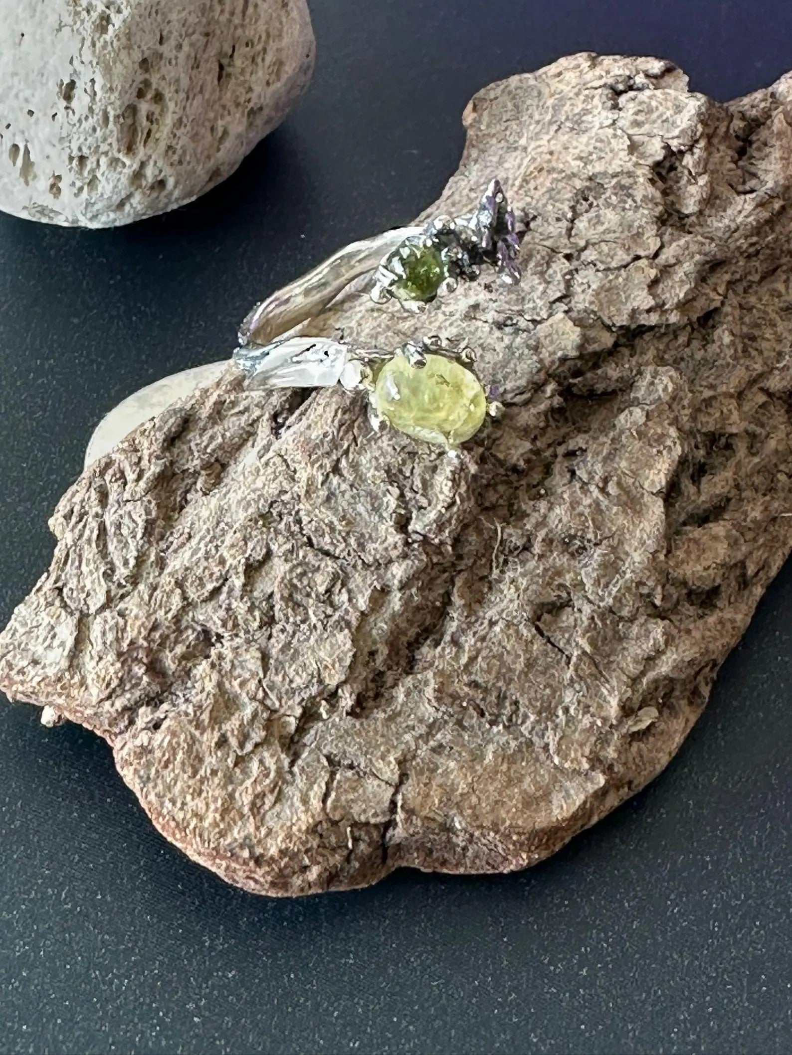 Anello regolabile in argento 925 con peridoto verde e quarzo citrino naturali
