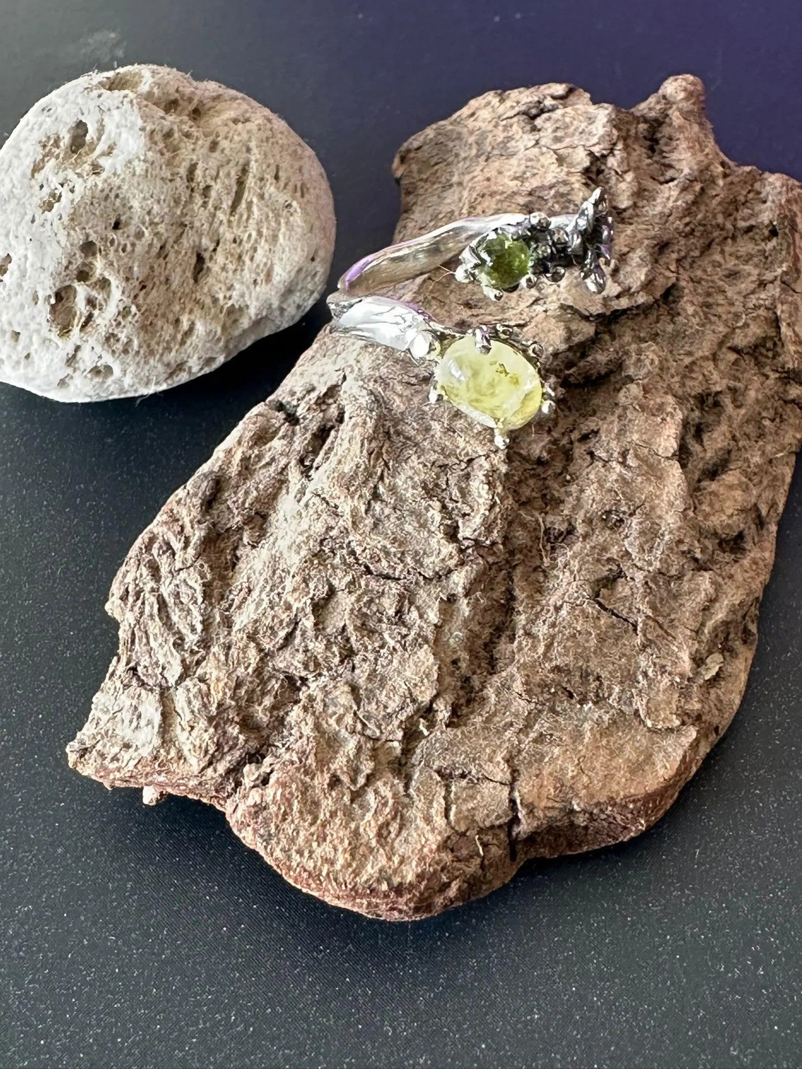 Anello regolabile in argento 925 con peridoto verde e quarzo citrino naturali