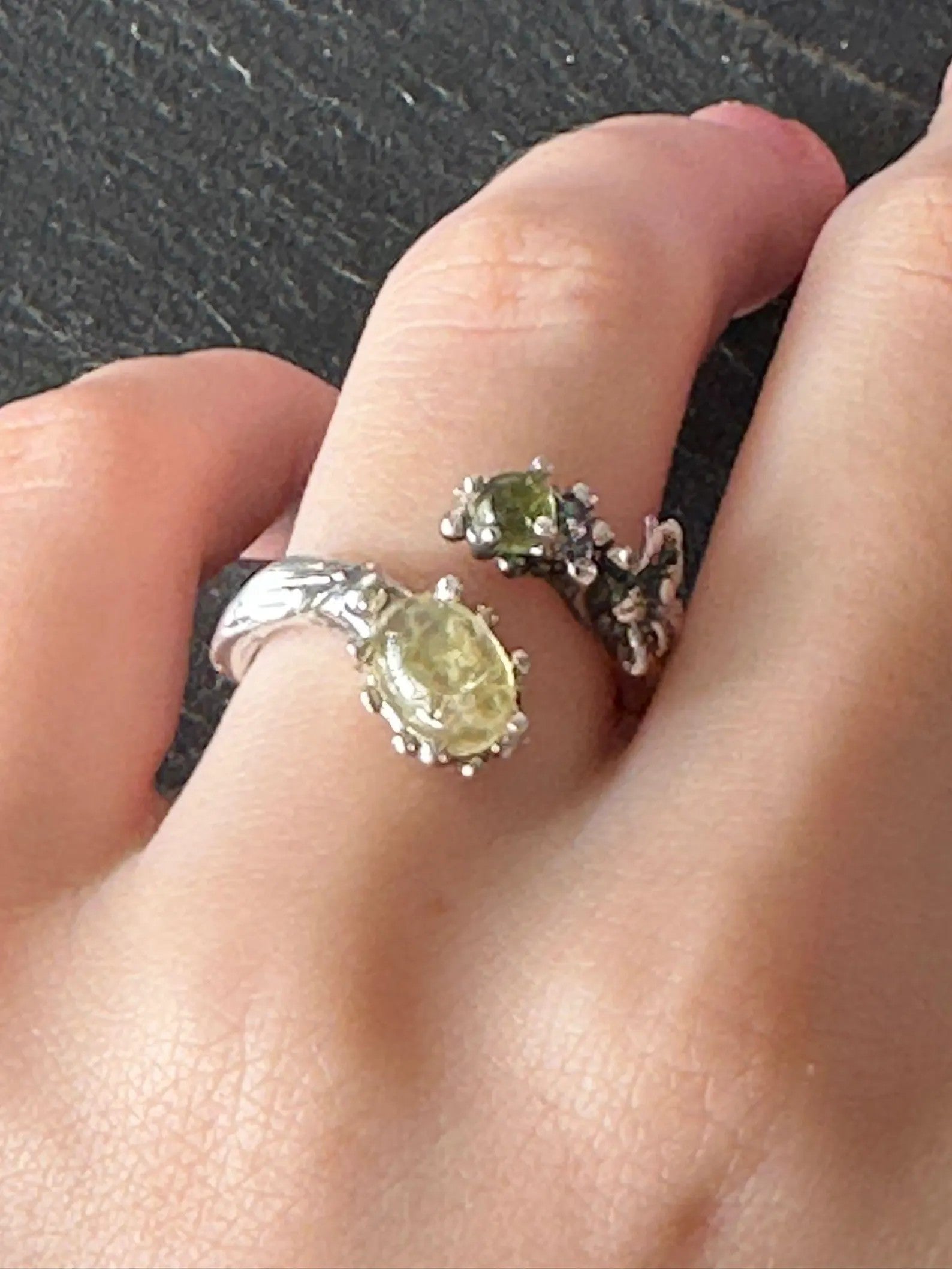 Anello regolabile in argento 925 con peridoto verde e quarzo citrino naturali