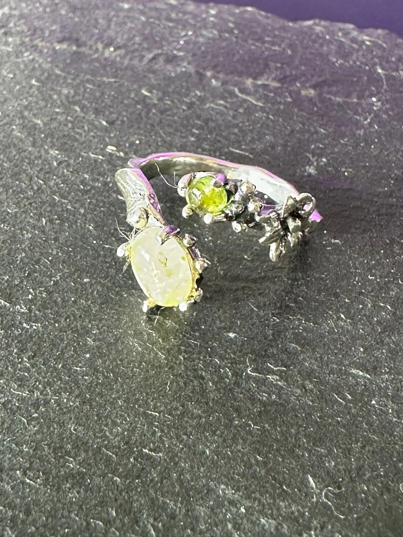 Anello regolabile in argento 925 con peridoto verde e quarzo citrino naturali