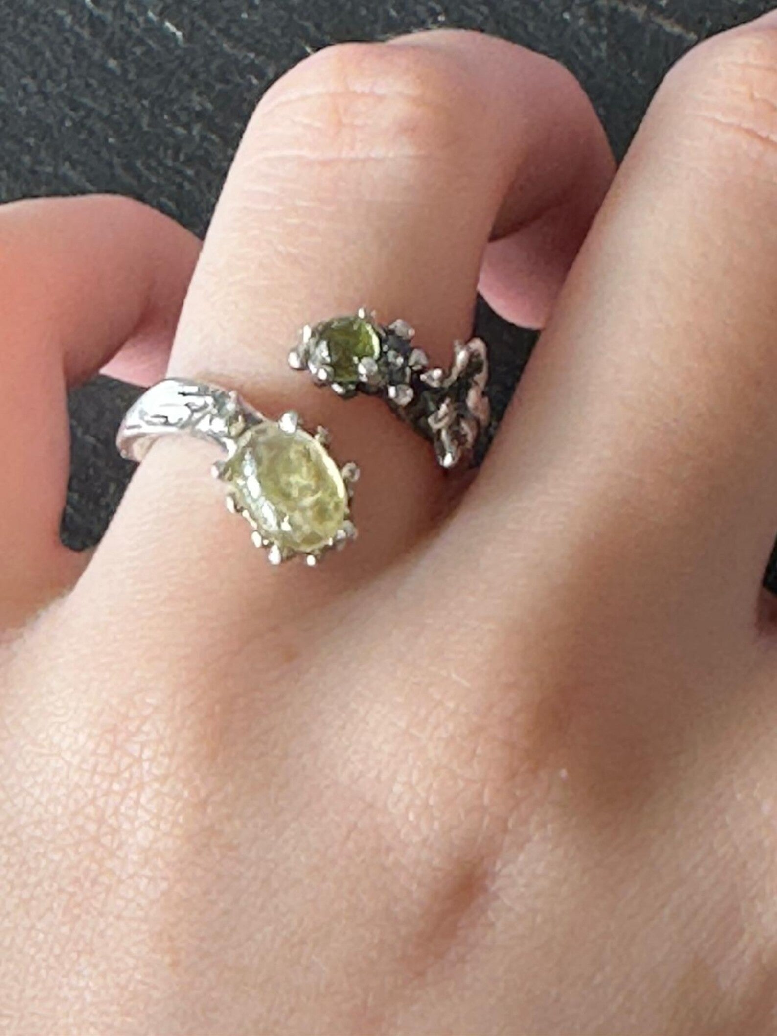 Anello regolabile in argento 925 con peridoto verde e quarzo citrino naturali