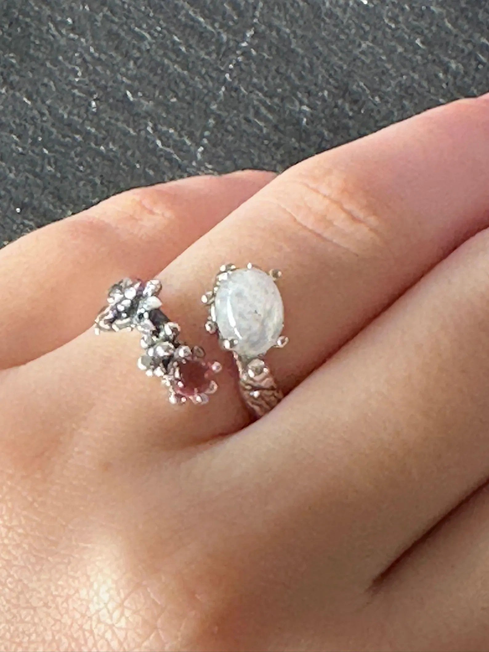 Anello regolabile in argento 925 con quarzo bianco e tormalina rosa naturali