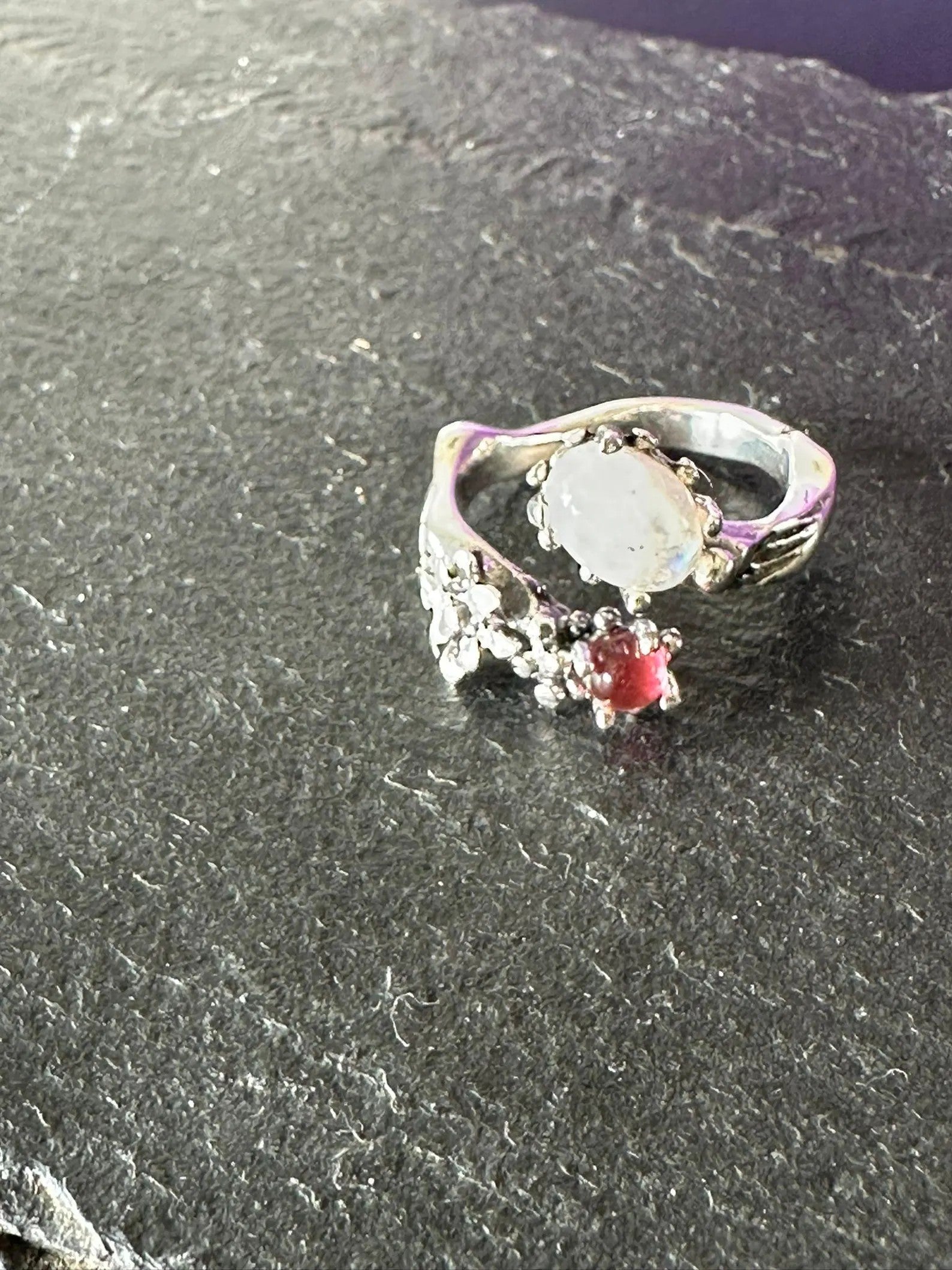 Anello regolabile in argento 925 con quarzo bianco e tormalina rosa naturali