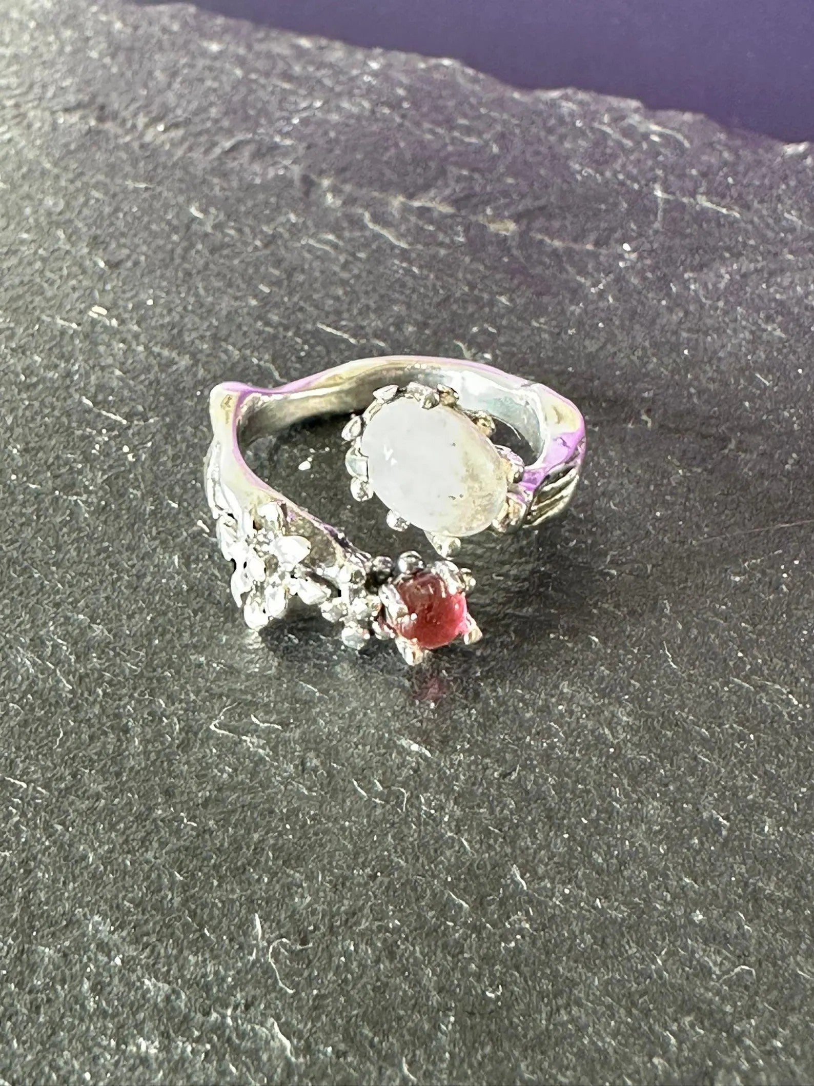 Anello regolabile in argento 925 con quarzo bianco e tormalina rosa naturali