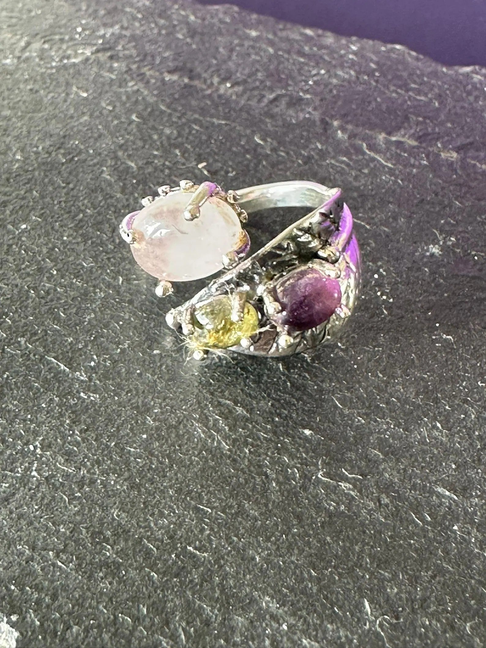 Anello regolabile in argento 925 con quarzo rosa, ametista viola e quarzo limone naturali